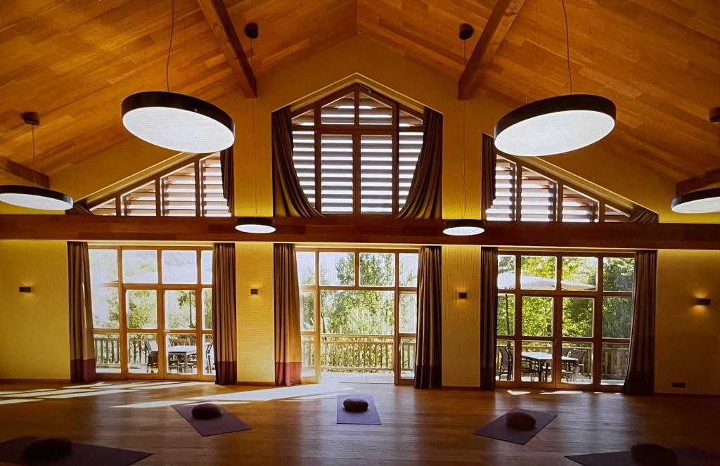 Großer Holz-Seminarraum im Seminarhof Tratzberg